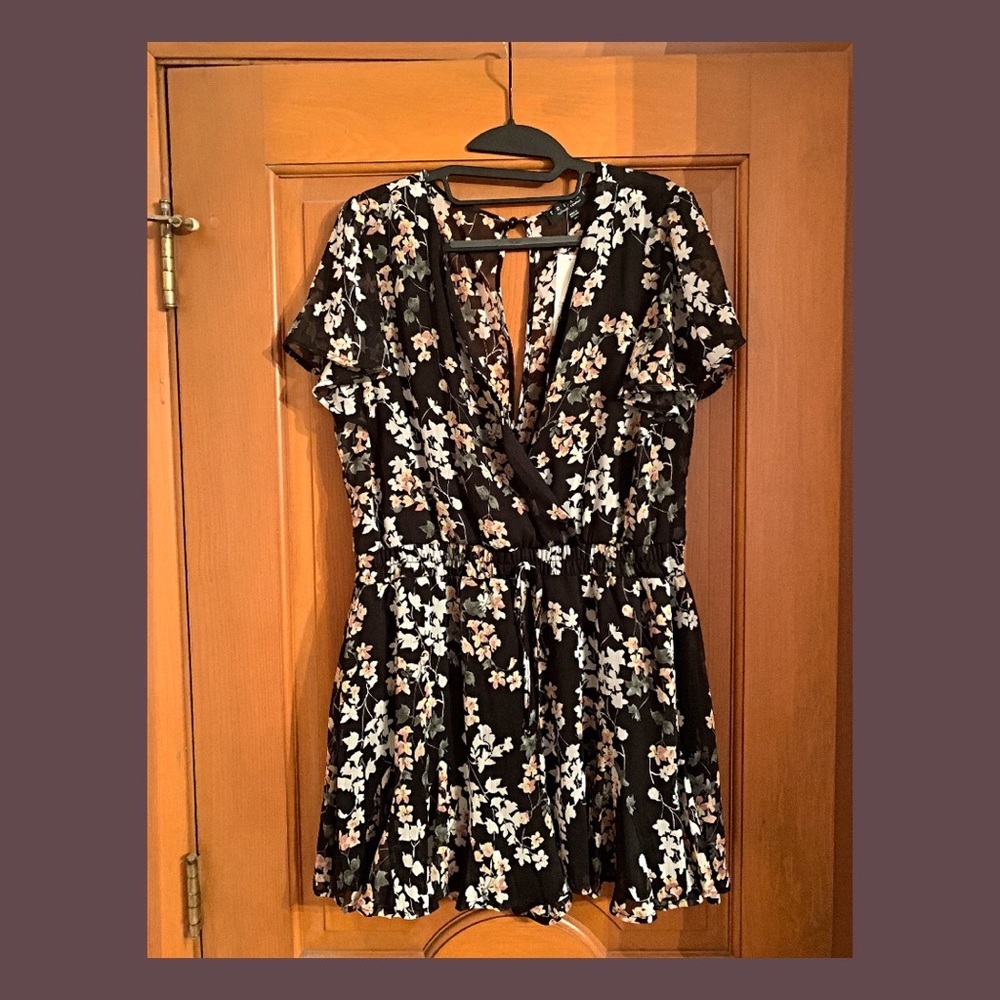 NWT Floral Romper 💐